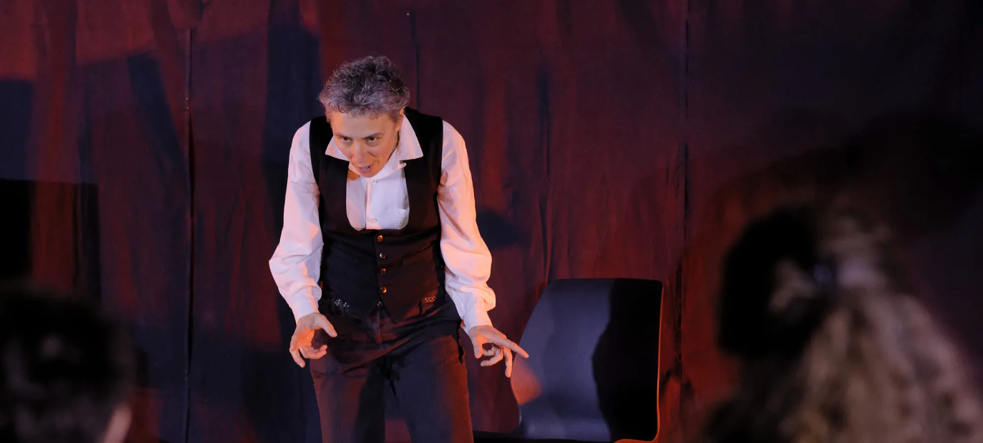 Nathalie Bondoux joue le conte spectacle A Pas De Loup pour un public d'enfants