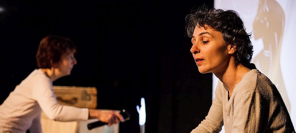 Nathalie Bondoux jouant sur scène le conte Telemaque