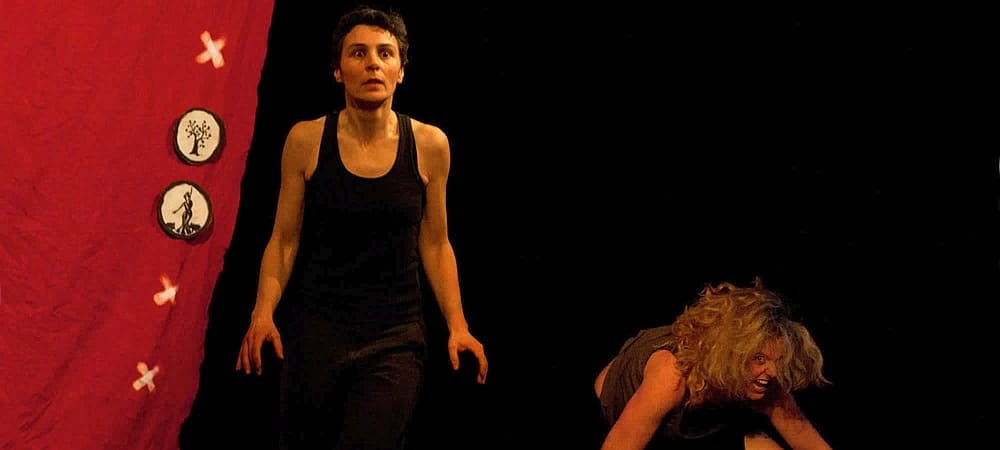 Nathalie Bondoux jouant sur scène le conte Ulysse